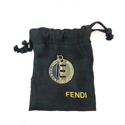 ciondolo fendi lettera e|fendi italia.